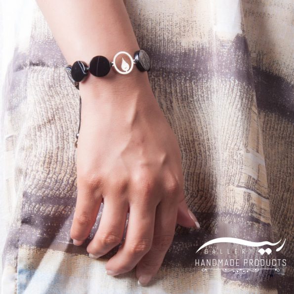 جدیدترین مدل دستبند نقره سنگ عقیق رگه دار مشکیمدل دستبند نقره سنگ عقیق رگه دار مشکی