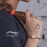 دستبند طلا زنانه استرنج بر روی دست مدل