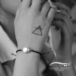 دستبند طلا زنانه استرنج بر روی دست