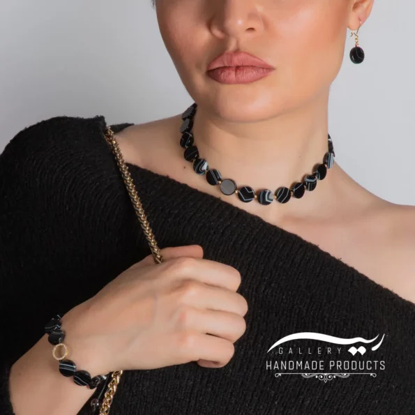 گردنبند طلا زنانه عقیق رگه دار