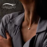 گردنبند نقره قلب پوشیده‌شده روی گردن - طراحی مینیمال