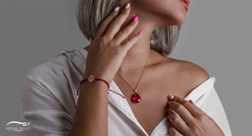 03-نحوه-ست-کردن-طلا-دخترانه-مینیمال